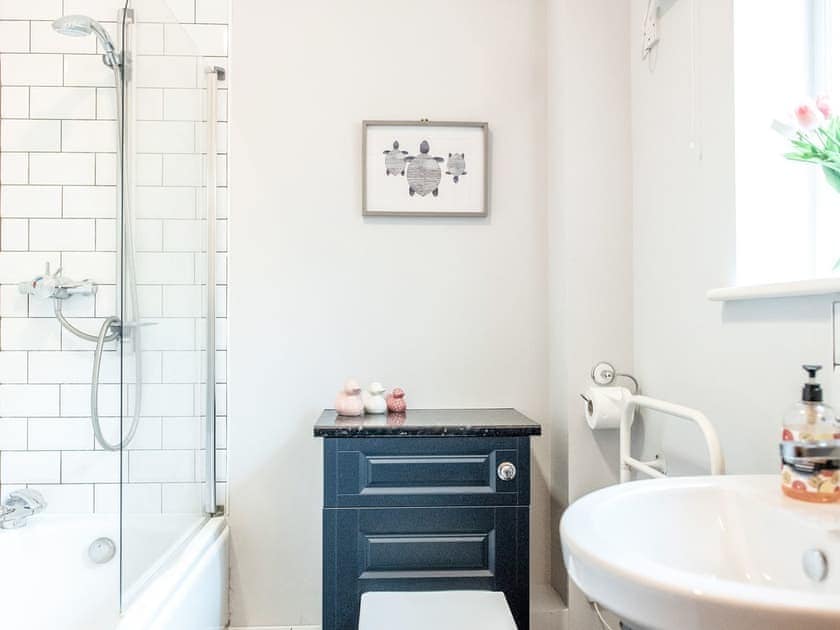 Bathroom | Stearn Cottage - Stowlangtoft Estate, Bury St. Edmunds