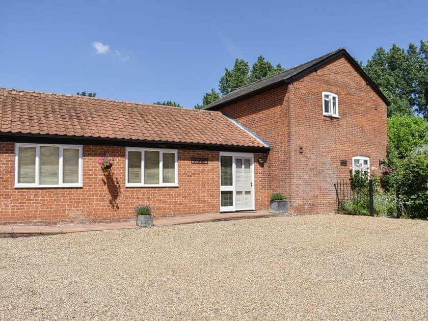 Exterior | Coachman’s Cottage - Yaxley Manor Cottages, Yaxley near Eye
