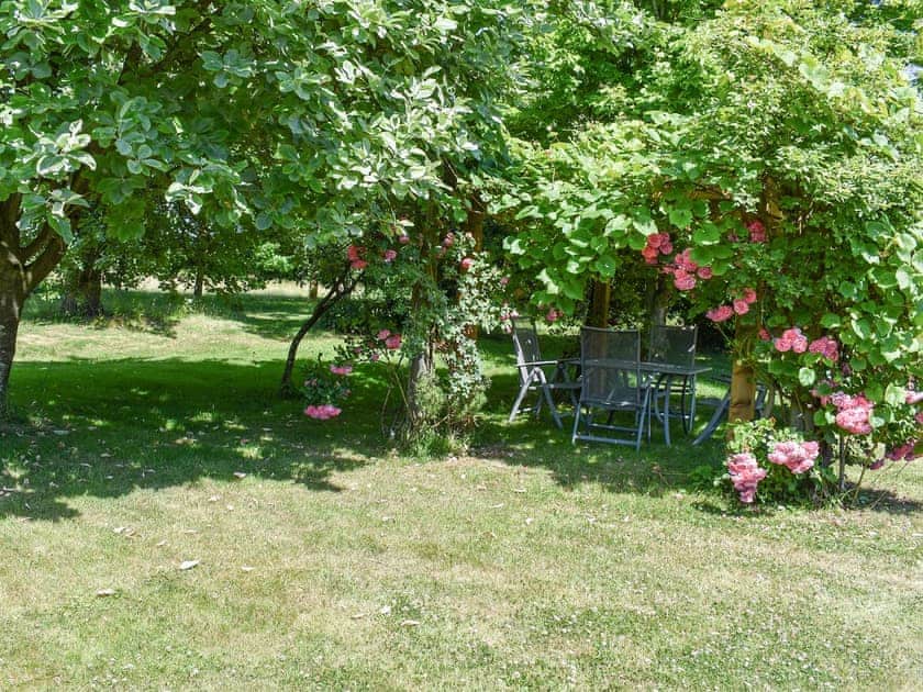 Garden and grounds | Coach House, Coachman’s Cottage - Yaxley Manor Cottages, Yaxley near Eye
