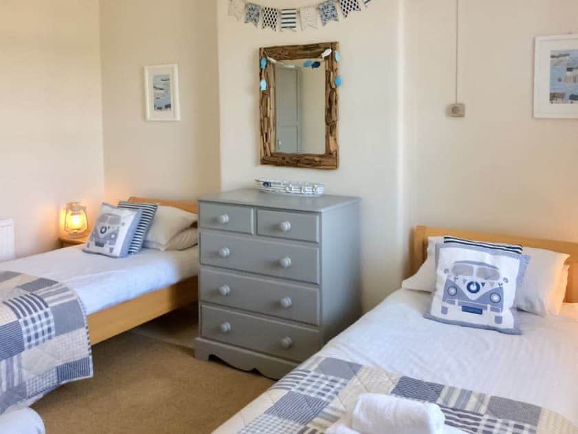 Peaceful twin bedroom  | Sandquay View, Dartmouth