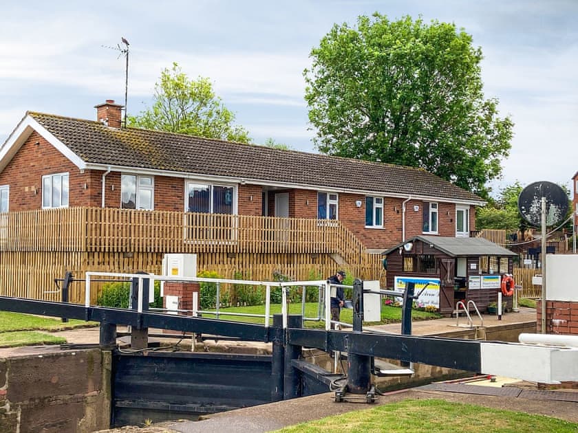 Exterior | Avon Lock Cottage - Avon Lock Cottages, Tewkesbury