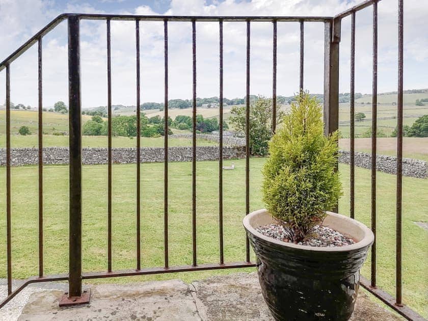 Shared lawned garden | Haystore - Cotterill Farm, Biggin by Hartington, near Buxton
