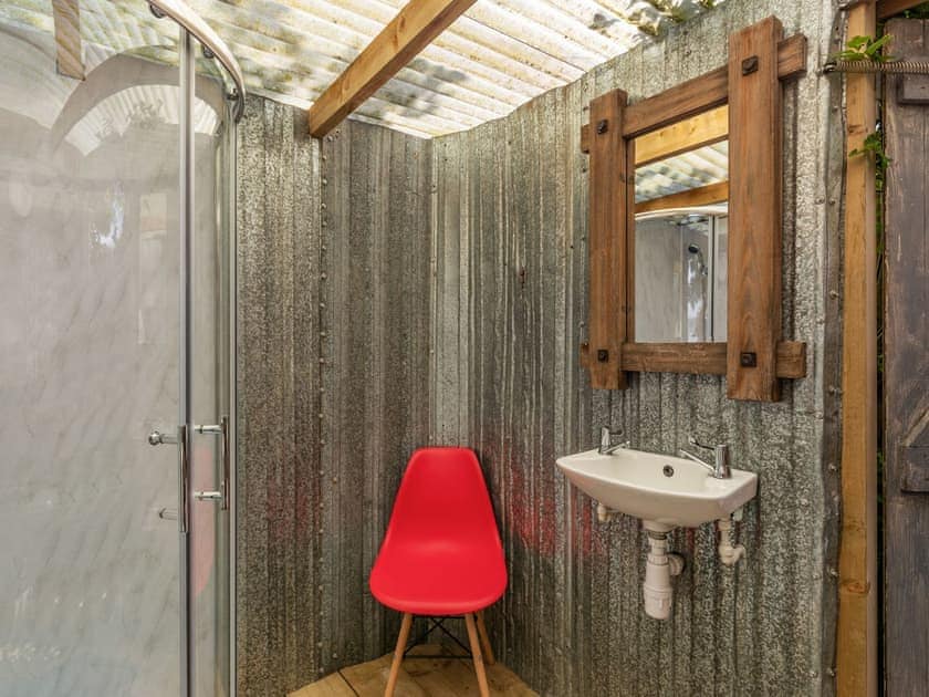 Shower room | Pila Pala - Tregoes Pods and Domes, Fishguard