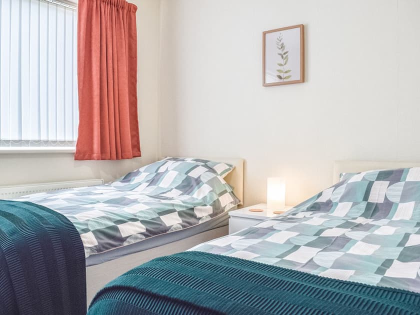 Twin bedroom | Mona’s Bungalow, Wellesbourne, near Stratford-Upon-Avon