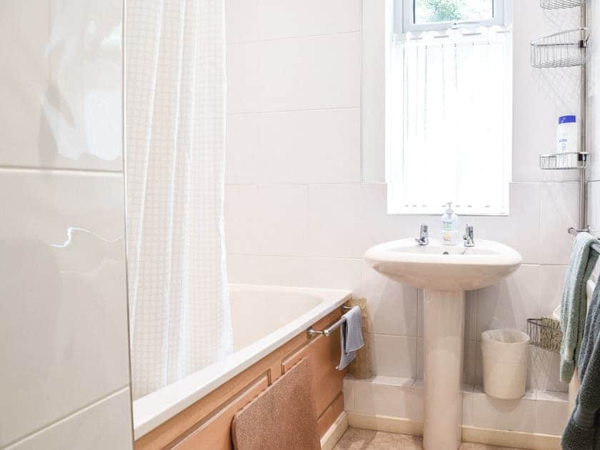 Bathroom | Mona’s Bungalow, Wellesbourne, near Stratford-Upon-Avon