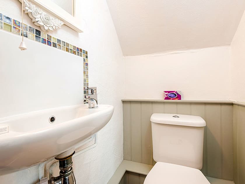 En-suite | Squirrels Drey - Berehayes Holiday Cottages, Whitchurch Canonicorum