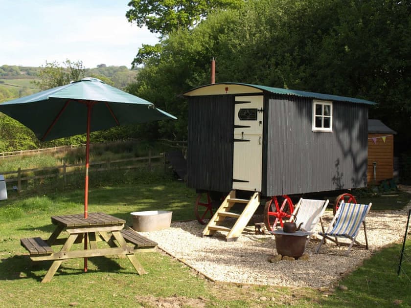 Exterior | Baabara Shepherds Hut - Berehayes Holiday Cottages, Whitchurch Canonicorum