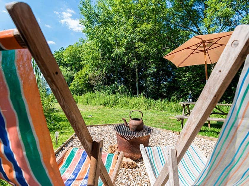 Outdoor area | Baabara Shepherds Hut - Berehayes Holiday Cottages, Whitchurch Canonicorum