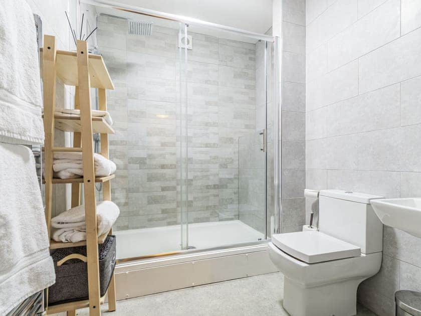 En-suite | High Trees View, Knaresborough, near Harrogate