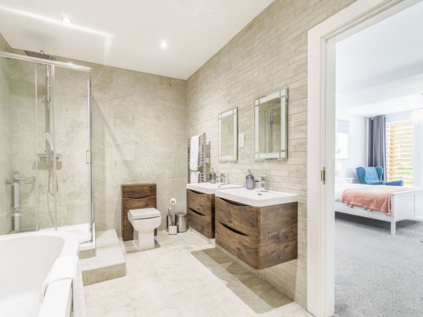 En-suite | High Trees View, Knaresborough, near Harrogate
