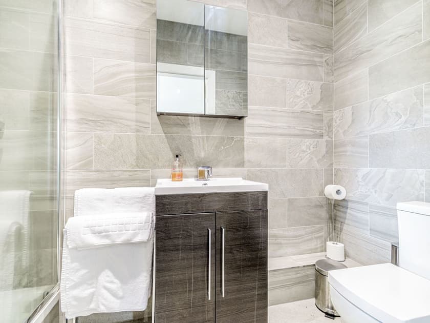 En-suite | High Trees View, Knaresborough, near Harrogate