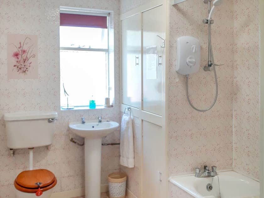 Bathroom | Ivy Cottage, Banff
