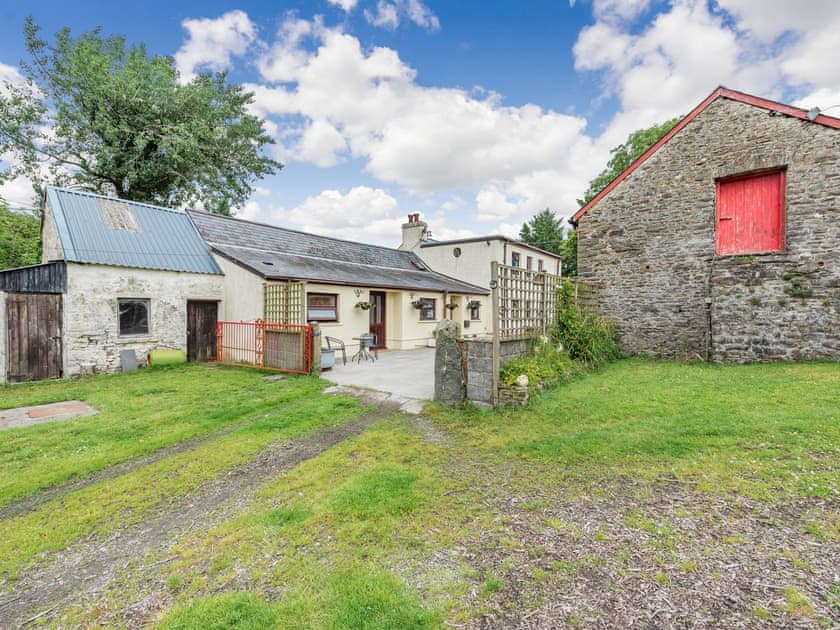 Setting | Llanfair Hill Cottage, Gorsgoch
