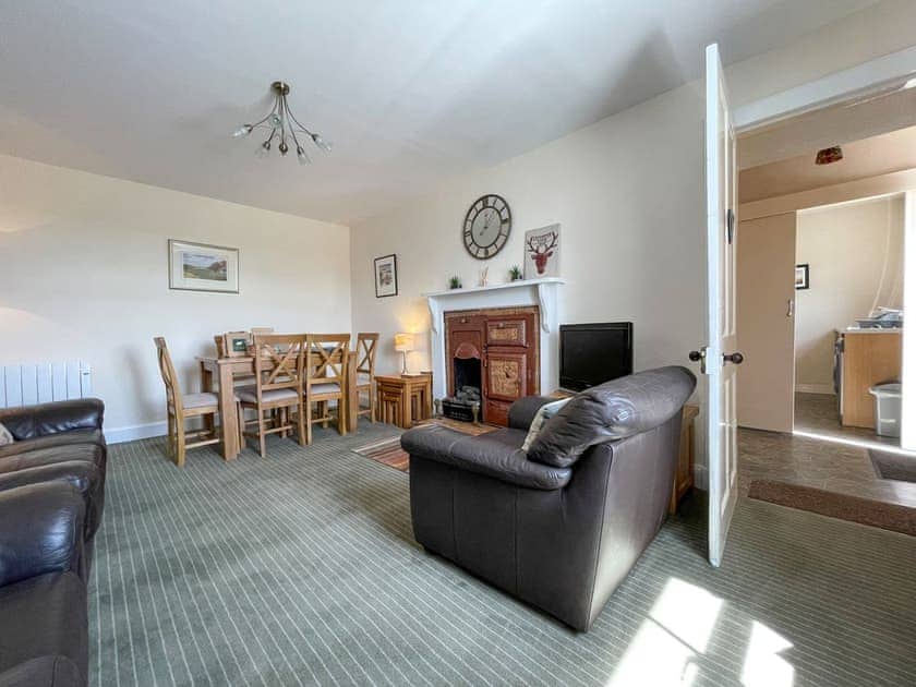 Living room/dining room | Pine Cottage - Easter Dalziel Farm Cottages, Dalcross