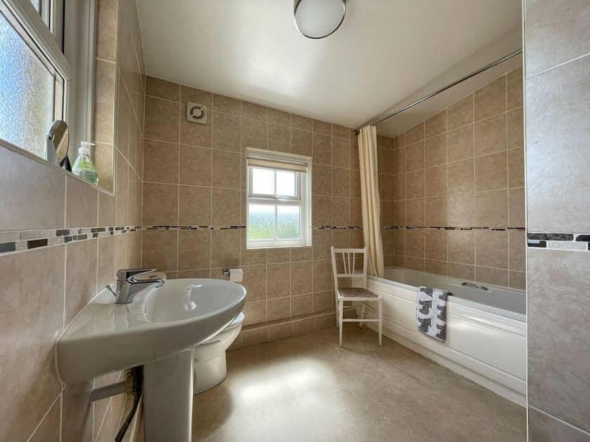 Bathroom | Pine Cottage - Easter Dalziel Farm Cottages, Dalcross
