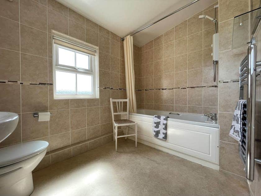 Bathroom | Pine Cottage - Easter Dalziel Farm Cottages, Dalcross