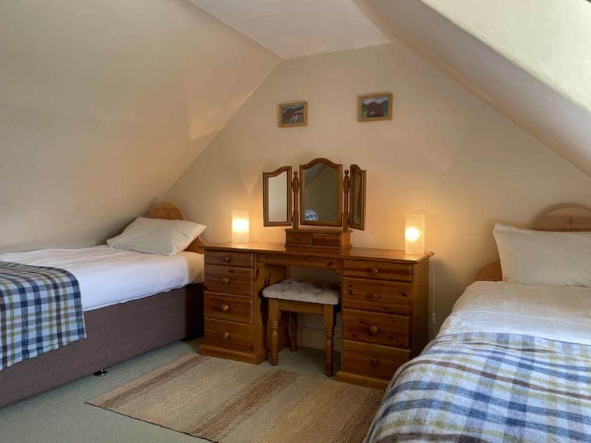 Twin bedroom | Pine Cottage - Easter Dalziel Farm Cottages, Dalcross