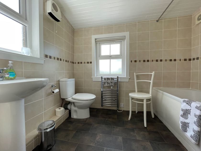 Bathroom | Birch Cottage - Easter Dalziel Farm Cottages, Dalcross