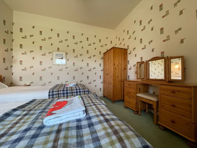 Twin bedroom | Birch Cottage - Easter Dalziel Farm Cottages, Dalcross