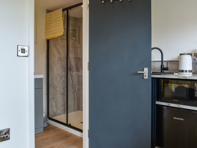 Shower room | Honeypot Lodge - Sunny Pooh Corner, Beaworthy