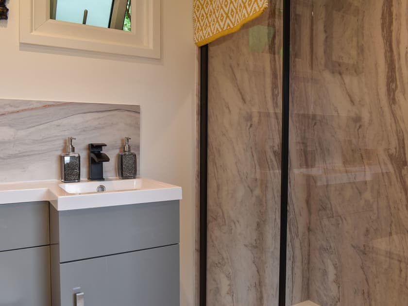 Shower room | Honeypot Lodge - Sunny Pooh Corner, Beaworthy