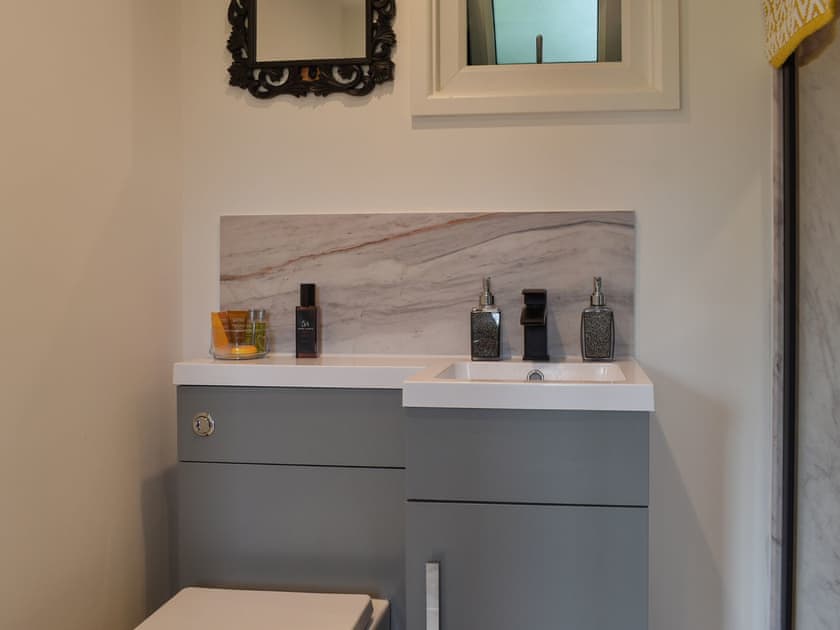 Shower room | Honeypot Lodge - Sunny Pooh Corner, Beaworthy