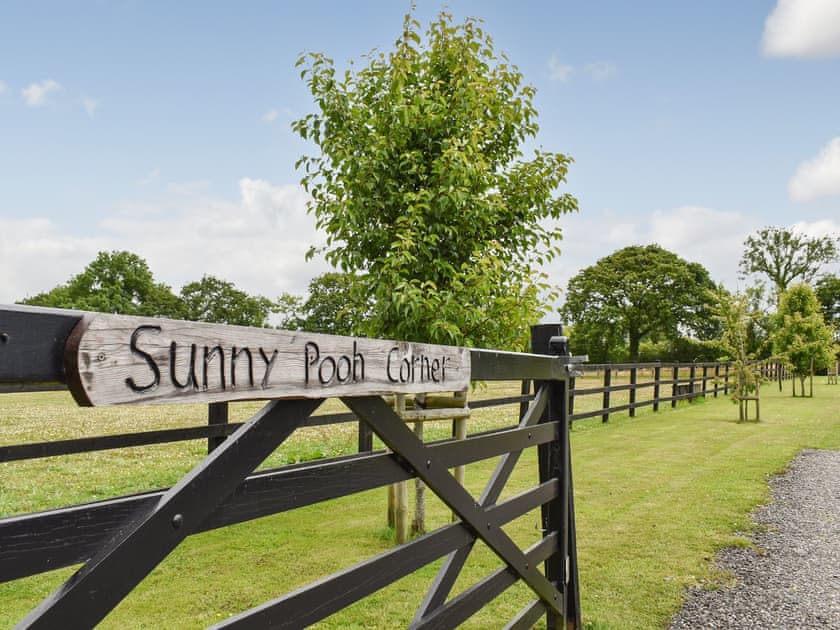 Setting | Eeyore - Sunny Pooh Corner, Beaworthy