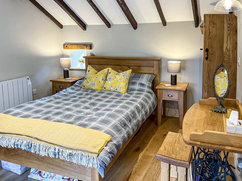 Double bedroom | Johnsons Cottage - Johnsons Cottages, Taddington, near Buxton
