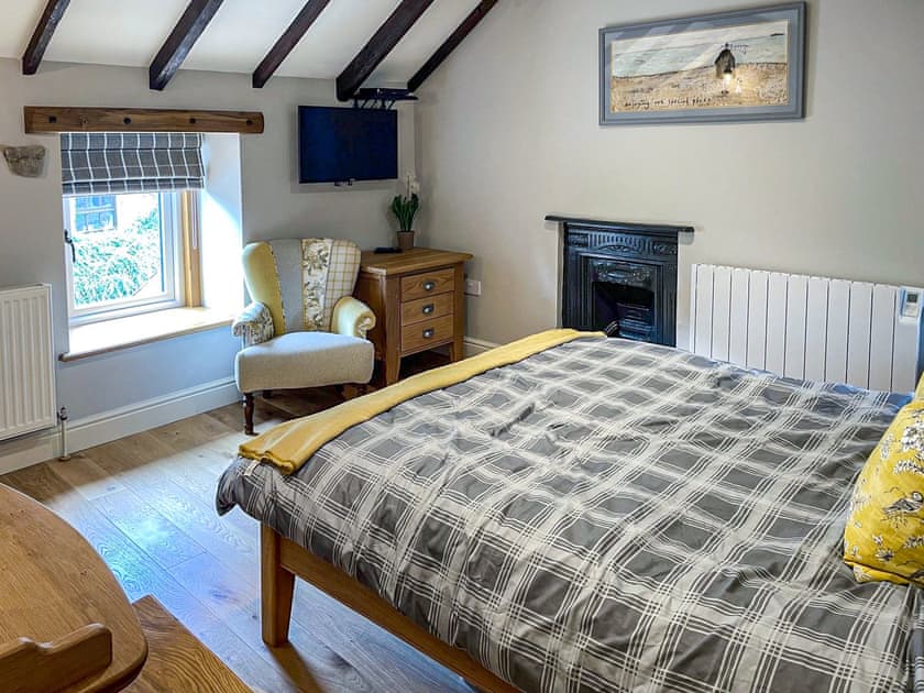 Double bedroom | Johnsons Cottage - Johnsons Cottages, Taddington, near Buxton