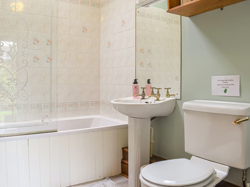 Bathroom | Pigaway Cottage, Petrockstow