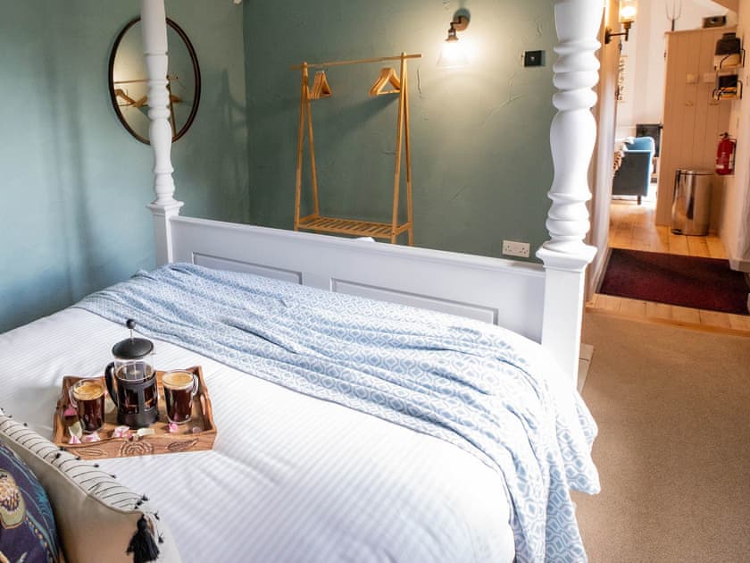 Four Poster bedroom | Chappell - Treworgie Barton Cottages, Crackington Haven