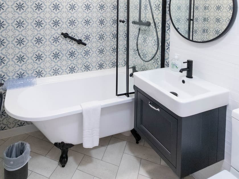 Bathroom | Chappell - Treworgie Barton Cottages, Crackington Haven
