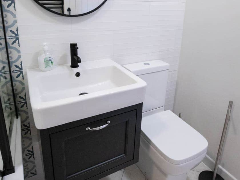 Bathroom | Chappell - Treworgie Barton Cottages, Crackington Haven
