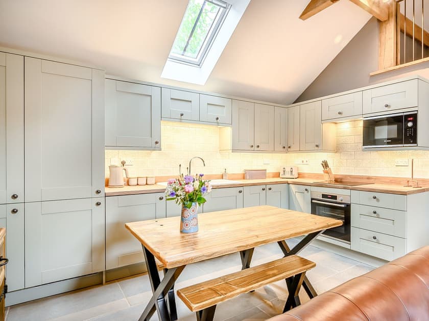Kitchen/diner | Holyoake Barns- The Cow Shed - Holyoake Barns, Little Alne, near Wootton Wawen