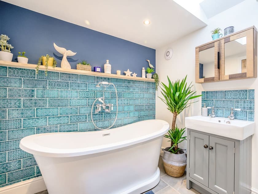 Bathroom | Holyoake Barns- The Cow Shed - Holyoake Barns, Little Alne, near Wootton Wawen