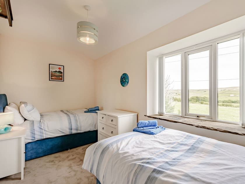 Twin bedroom | Middle Bank Top Farm - Middle Bank Top Farm Cottages, Lumb