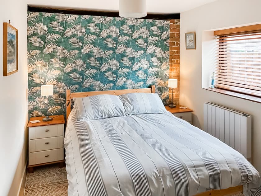 Master Bedroom with en-suite | Trailor Cottage, Weybourne 