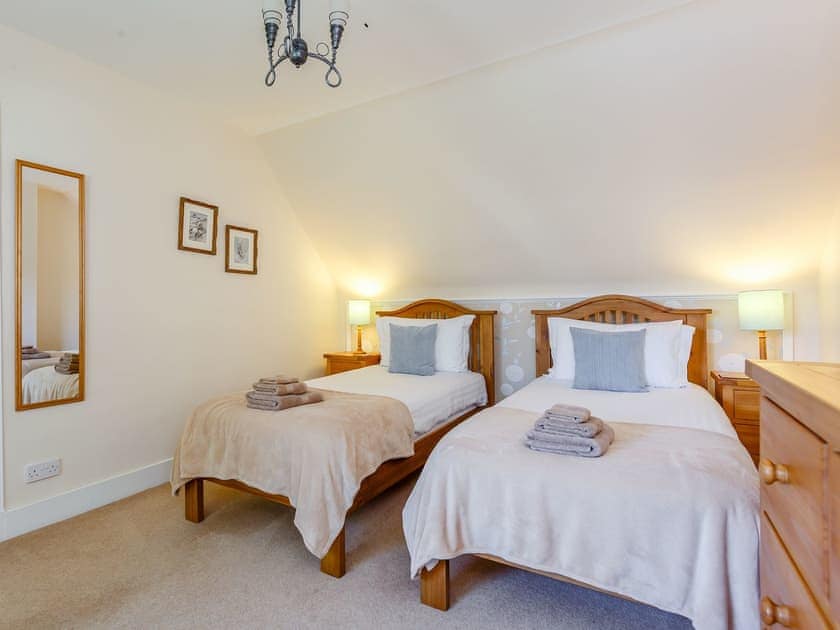 Twin bedroom | Willow Cottage - Courtyard Cottages, Inverness