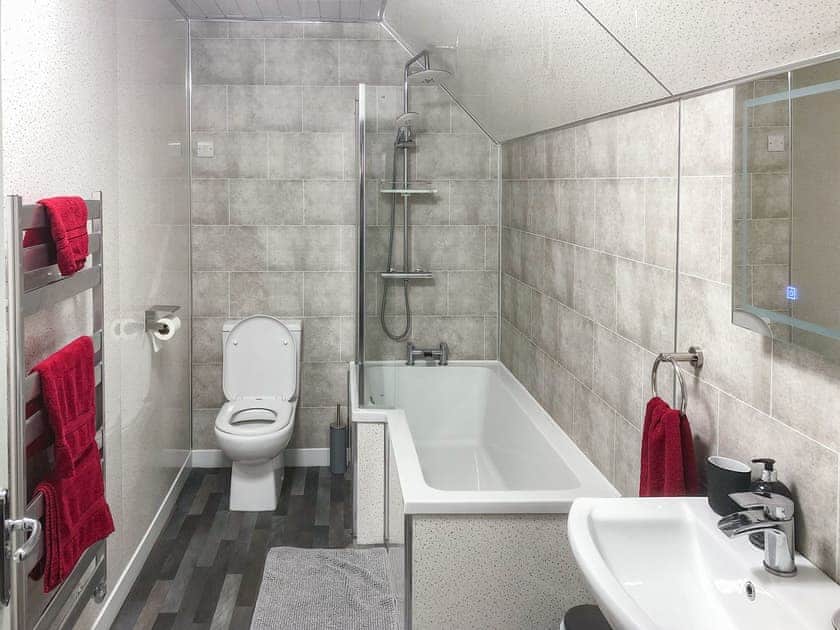 En-suite bathroom | Gleaner Lea Apartment, Campbeltown