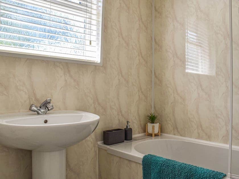 Bathroom | Hengegin - Hengenin Holidays, Llandyfan, Ammanford
