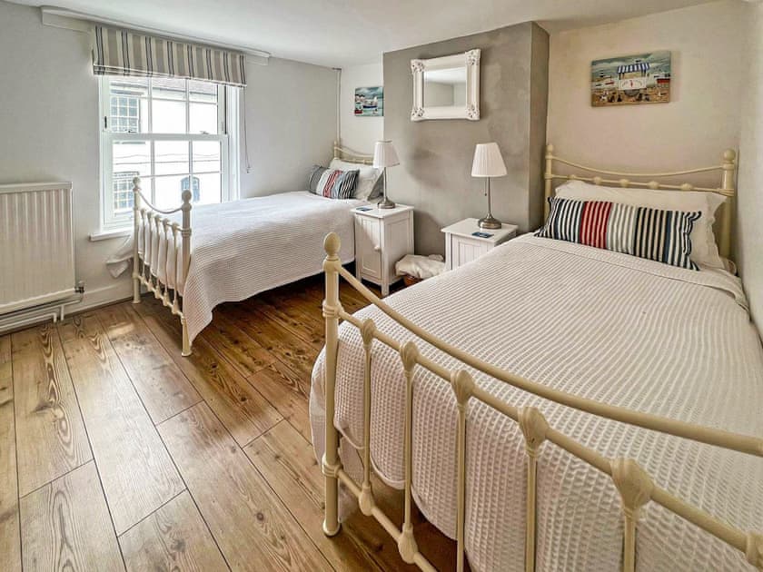Twin bedroom | Joyful Cottage, Lymington