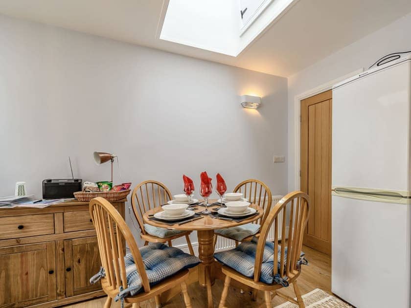 Dining Area | Cozy Lodge, Barton-Upon-Humber