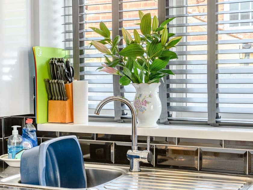 Kitchen area | Cozy Lodge, Barton-Upon-Humber