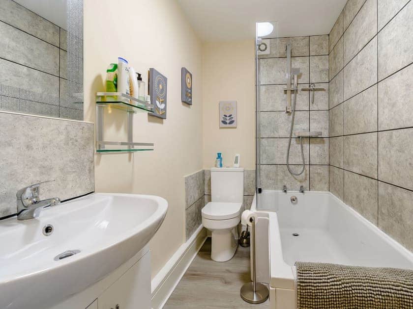 Bathroom | Cozy Lodge, Barton-Upon-Humber