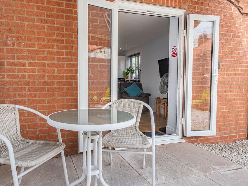 Sitting-out-area | Cozy Lodge, Barton-Upon-Humber