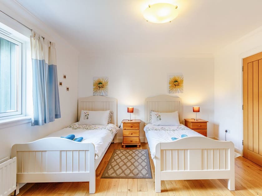 Twin bedroom | Osprey Cottage - Alba Cottages, Boat of Garten