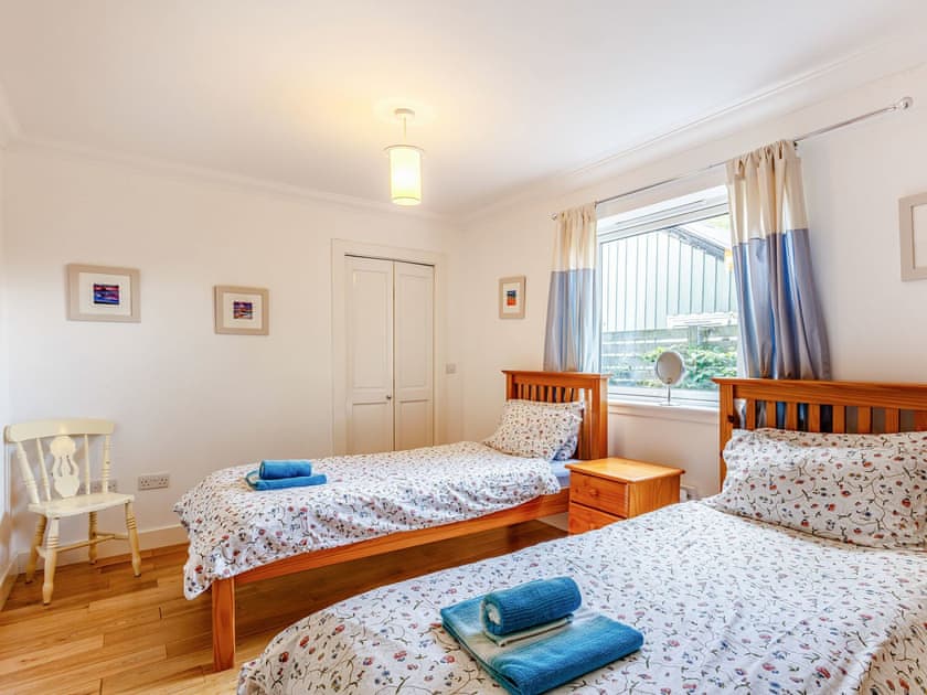 Twin bedroom | Osprey Cottage - Alba Cottages, Boat of Garten