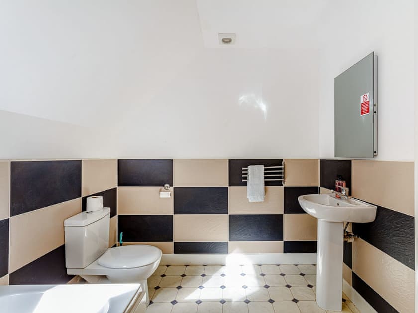 Bathroom | Osprey Cottage - Alba Cottages, Boat of Garten
