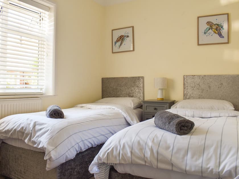 Twin bedroom | Sunbury Cottage, Clanfield, near Petersfield