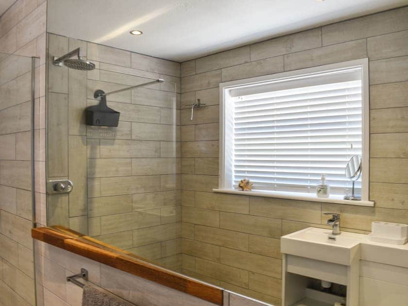 Shower room | Sunbury Cottage, Clanfield, near Petersfield